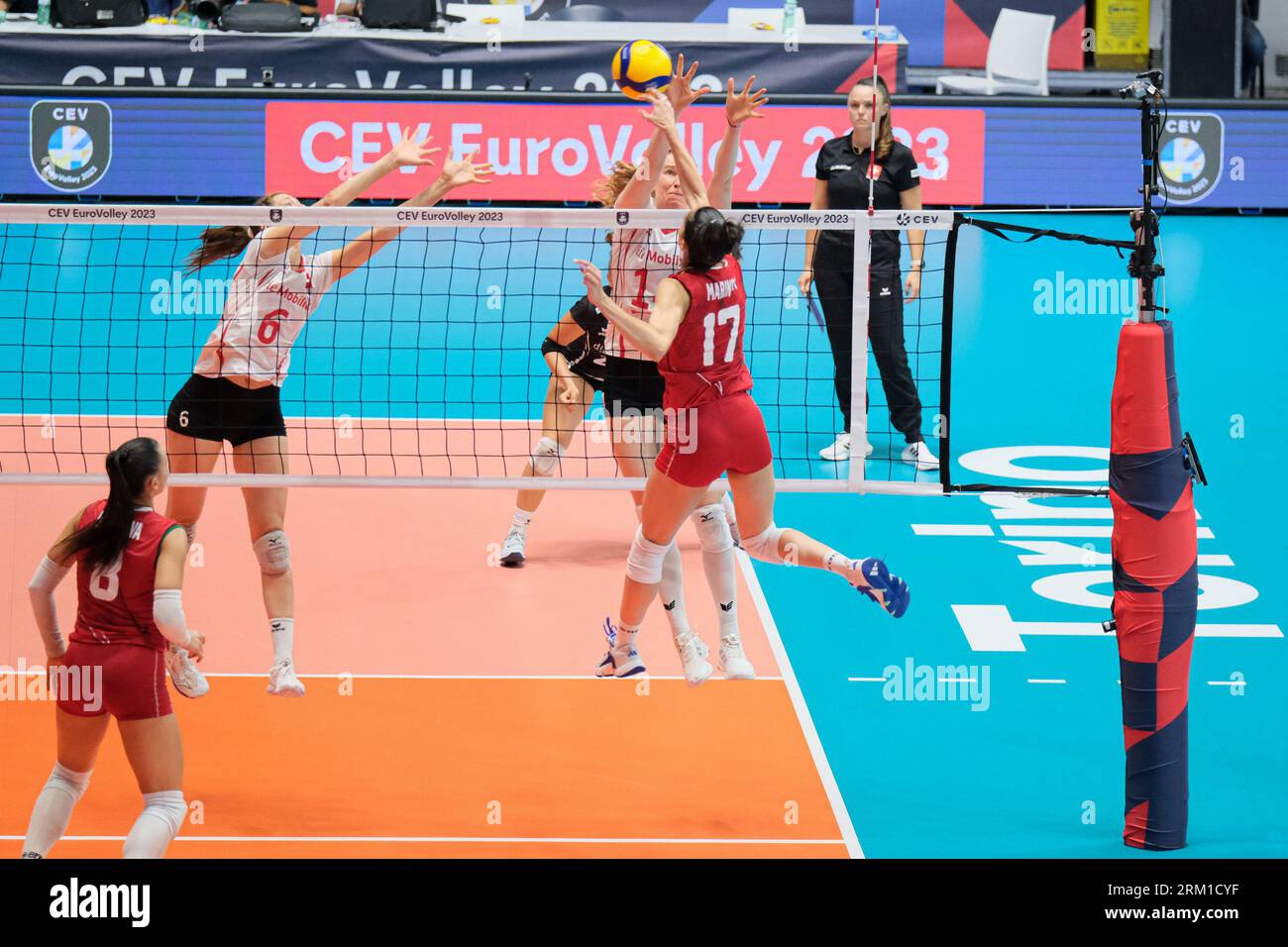 Turin, Italie. 23 août 2023. Radostina Marinova (R) de Bulgarie, Laura Künzler (C) et Madlaina Matter (L) de Suisse en action lors de la dernière journée de la ronde 8 de l'Eurovolley CEV féminin 2023 entre la Suisse et la Bulgarie. L'équipe de Bulgarie bat la Suisse avec un score de 1-3 (photo Davide Di Lalla/SOPA Images/Sipa USA) crédit : SIPA USA/Alamy Live News Banque D'Images