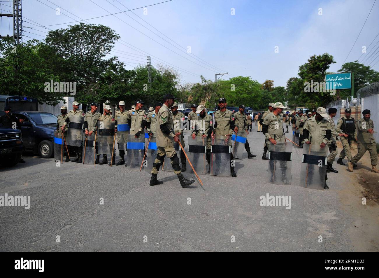 Bildnummer : 59558803 Datum : 23.04.2013 Copyright : imago/Xinhua (130423) -- RAWALPINDI, 23 avril 2013 (Xinhua) -- les troupes paramilitaires bouclent les environs d'un tribunal antiterroriste à Rawalpindi, ville adjacente d'Islamabad, capitale du Pakistan, le 23 avril 2013. Le tribunal antiterroriste pakistanais, qui a mené le procès des suspects accusés d'implication dans l'assassinat en 2007 de l'ancien Premier ministre Benazir Bhutto, a ordonné mardi que l'ancien président Pervez Musharraf soit inclus dans le processus d'enquête. (Xinhua/Ahmad Kamal) (syq) PAKISTAN-RAWALPINDI-MUSHARRAF-ACCUSÉ Banque D'Images