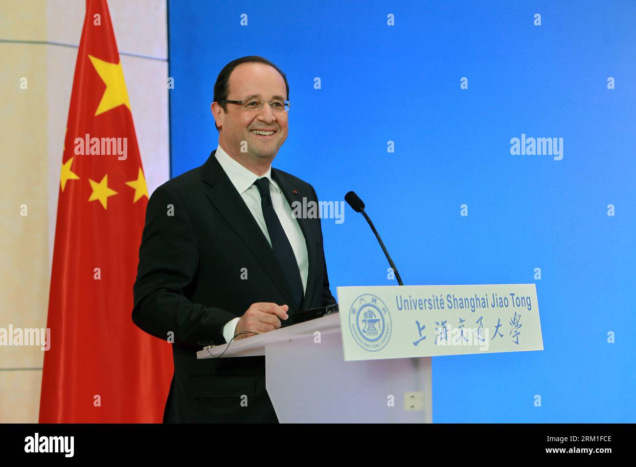 Bildnummer : 59574947 Datum : 26.04.2013 Copyright : imago/Xinhua (130426) -- SHANGHAI, 26 avril 2013 (Xinhua) -- le président français François Hollande prononce un discours à l'Université Jiao Tong de Shanghai lors de sa visite à Shanghai, dans l'est de la Chine, le 26 avril 2013. (Xinhua/Ding Ting) (zc) CHINA-FRANCE-SHANGHAI-HOLLANDE-VISIT (CN) PUBLICATIONxNOTxINxCHN People Politik xsp x0x 2013 quer Highlight premiumd 59574947 Date 26 04 2013 Copyright Imago XINHUA Shanghai avril 26 2013 le président français XINHUA François Hollande prononce un discours À l'Université Jiao Tong de Shanghai lors de sa visite à Sha Banque D'Images