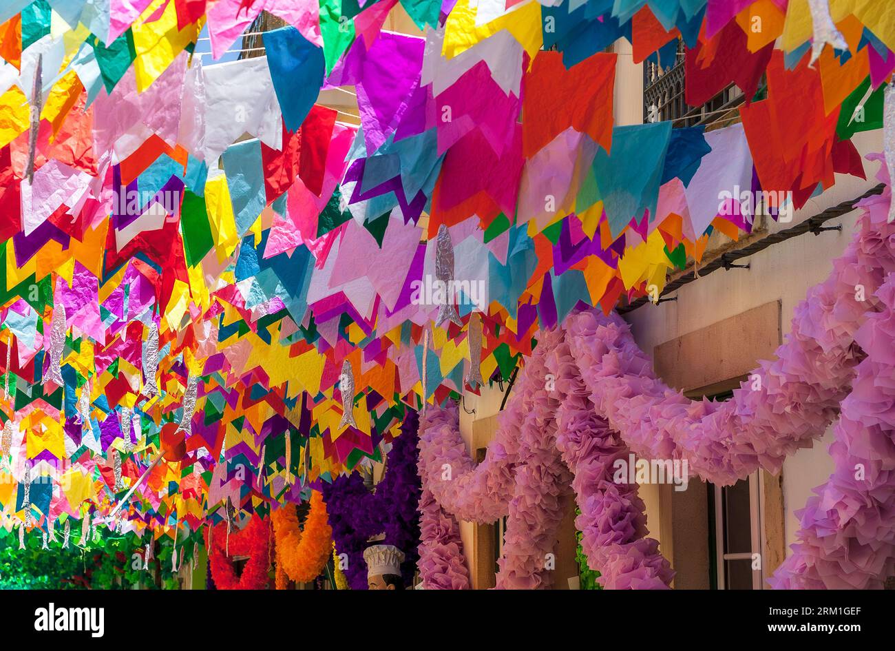 Rues décorées pour Festas dos Tabuleiros à Tomar Portugal 2023 Banque D'Images