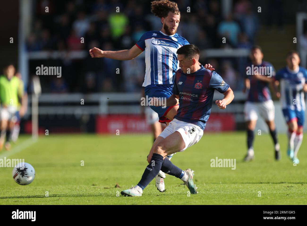 Anthony Gomez Mancini de Hartlepool United en action avec Luke Conlan de l'AFC Fylde lors du match de la Ligue nationale de Vanarama entre Hartlepool United et l'AFC Fylde à Victoria Park, Hartlepool le samedi 26 août 2023. (Photo : Mark Fletcher | MI News) crédit : MI News & Sport / Alamy Live News Banque D'Images