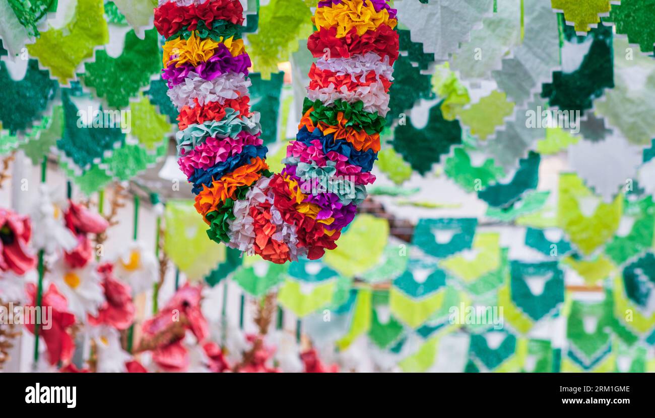 Rues décorées pour Festas dos Tabuleiros à Tomar Portugal 2023 Banque D'Images