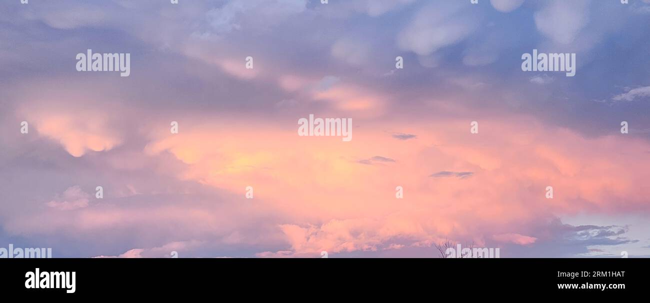 Ciel avec des nuages colorés au coucher du soleil Banque D'Images