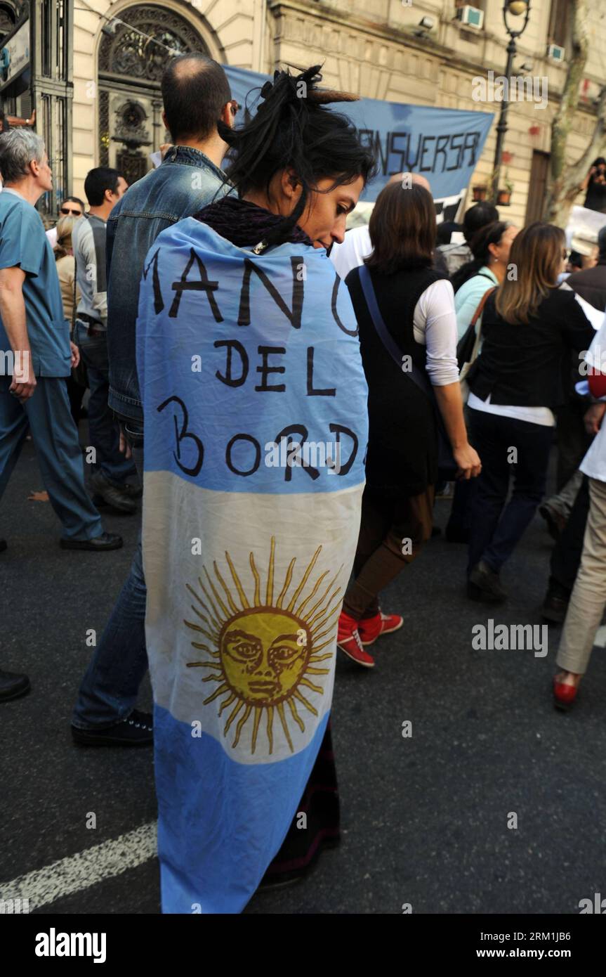 Bildnummer : 59589096 Datum : 30.04.2013 Copyright : imago/Xinhua (130501) -- BUENOS AIRES, 2013 (Xinhua) -- des membres des milieux politiques, sociaux, syndicaux et étudiants prennent part à une manifestation devant le siège du gouvernement de Buenos Aires à Buenos Aires, capitale de l'Argentine, le 30 avril 2013. Selon les organisateurs, les manifestants protestent contre la répression menée par la police métropolitaine à l'hôpital neuropsychiatrique Jose Tiburcio Borda, qui a fait environ 40 blessés et 8 autres arrêtés. (Xinhua/Candelaria Lagos/TELAM)(zhf) ARGENTINA-BUENOS AIRES-PROTEST PUBLICATIONxNOTxINxCHN Politik Proteste x Banque D'Images