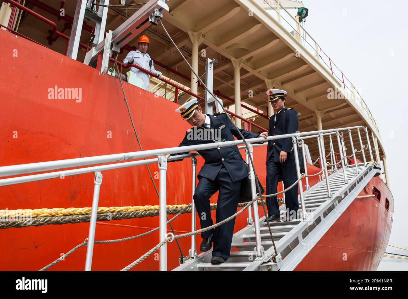 Bildnummer: 59604348  Datum: 24.04.2013  Copyright: imago/Xinhua NANJING, 2013 -- Wang Lianmiao (L) and Zhu Hui leave the Maple Star after the vessel is safely docked at the port of Zhangjiagang in east China s Jiangsu Province, April 24, 2013. Wang Lianmiao and Zhu Hui arrived at the port of Jingjiang on the morning of April 24, 2013. Both men are inland waterway pilots from the Yangtze River Pilot Centre. Awaiting them was the Maple Star, a 180-meter-long Marshall Islands-flagged cargo ship with a gross register tonnage of over 23,000. Under their pilotage, the Maple Star was to veer 180 deg Banque D'Images