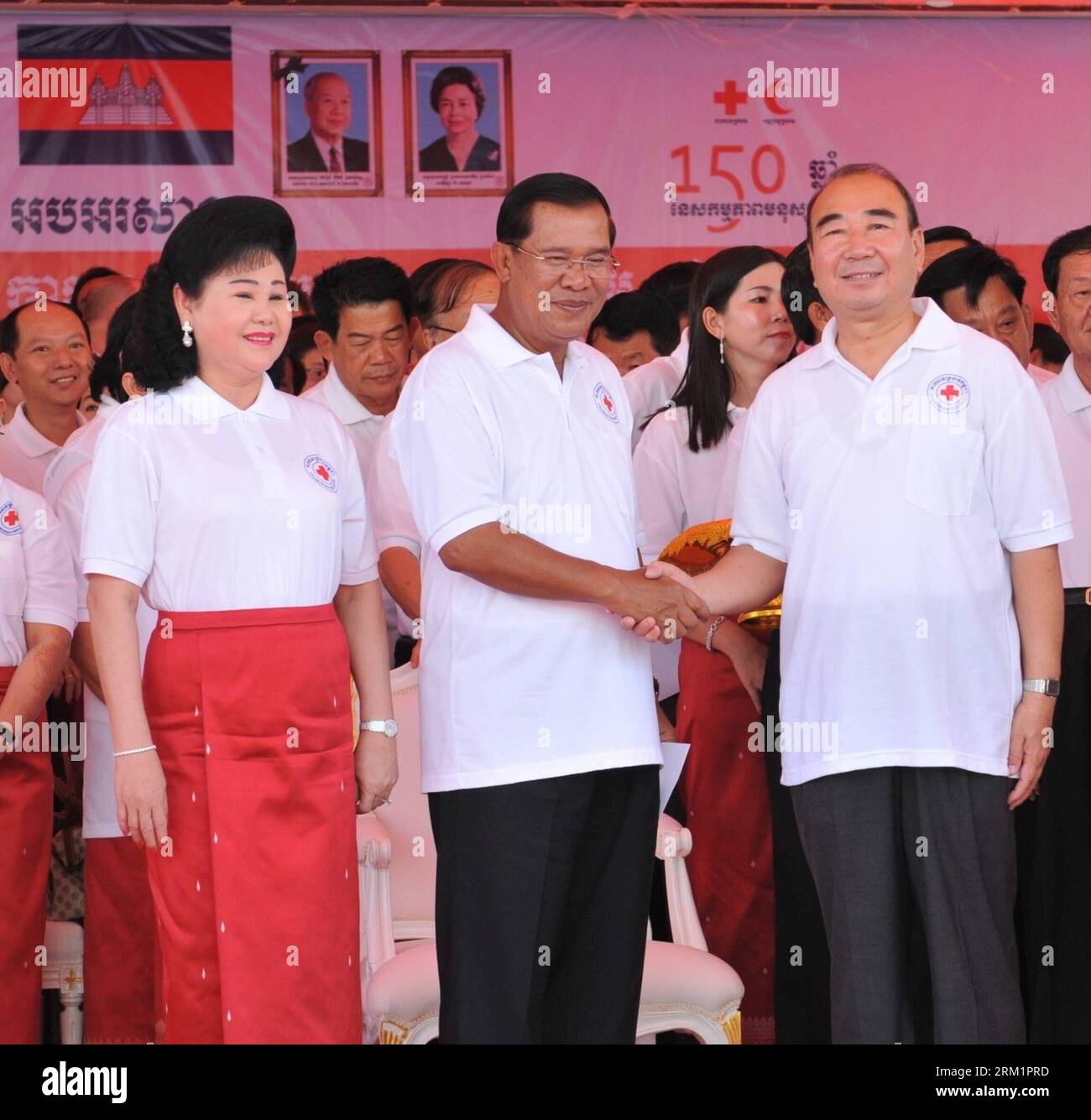 Bildnummer : 59615434 Datum : 08.05.2013 Copyright : imago/Xinhua (130508) -- PHNOM PENH, 8 mai 2013 (Xinhua) -- le Premier ministre cambodgien Hun Sen (C) serre la main de Pan Guangxue, ambassadeur de Chine au Cambodge, alors que Bun Rany, épouse de Hun Sen, présidente de la Croix-Rouge cambodgienne, se tient à Phnom Penh, au Cambodge, le 8 mai 2013, lors de la cérémonie marquant la Journée internationale de la Croix-Rouge. (Xinhua/Li Hong) CAMBODGE-PHNOM PENH-CROIX ROUGE JOUR PUBLICATIONxNOTxINxCHN xcb x0x 2013 quadrat 59615434 Date 08 05 2013 Copyright Imago XINHUA Phnom Penh Mai 8 2013 XINHUA Premier ministre cambodgien HUN Sen C SH Banque D'Images