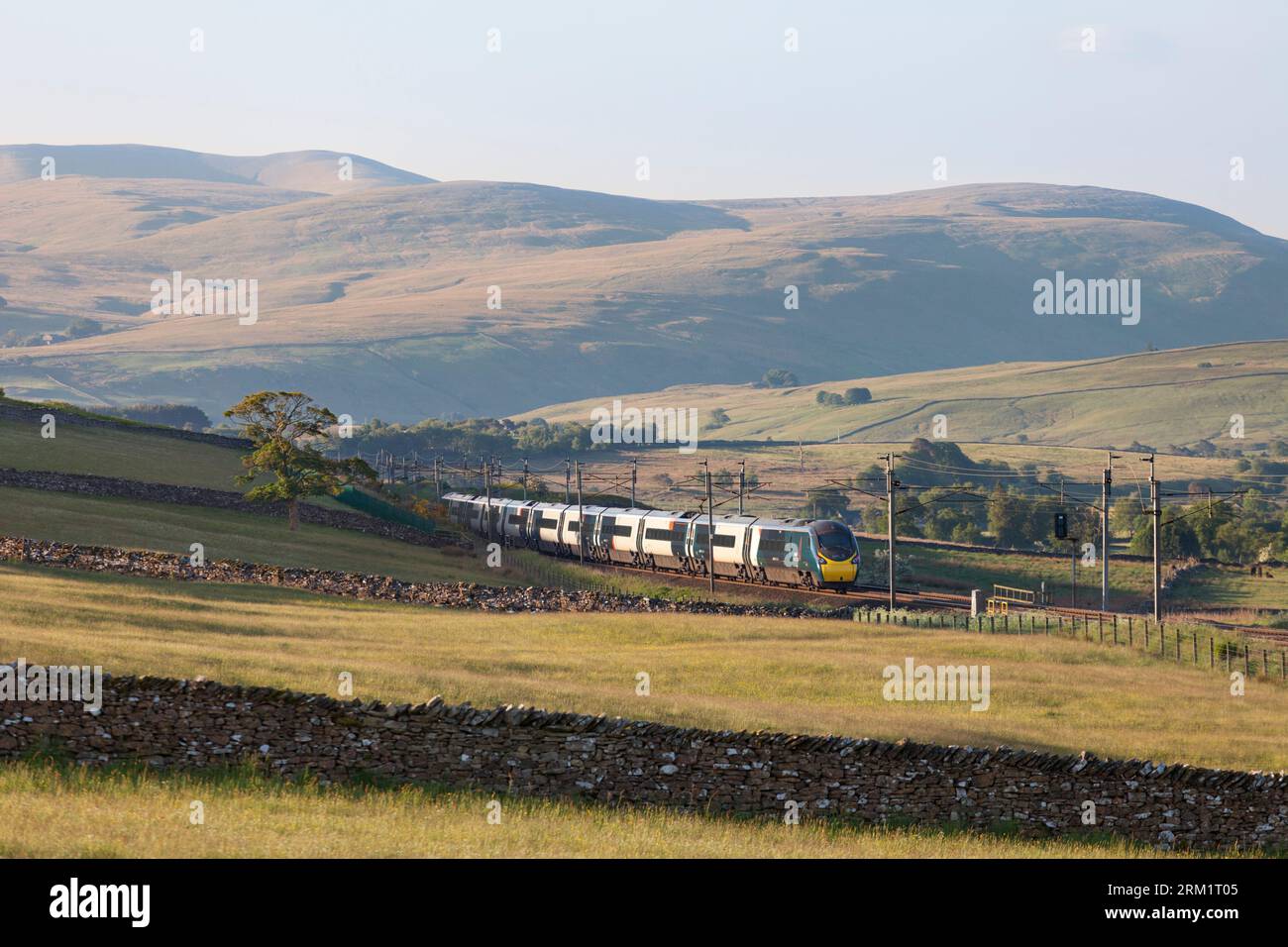 Premier train Trenitalia Avanti West Coast Alstom Pendolino dans la campagne de Cumbria sur la ligne principale de la côte ouest descendant de Shap Bank Banque D'Images