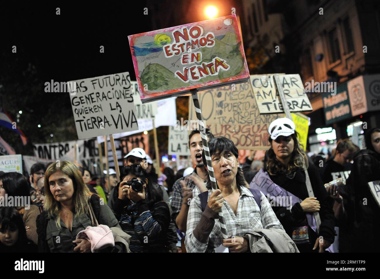 Bildnummer : 59628675 Datum : Copyright : imago/Xinhua portant des pancartes participent à la quatrième Marche nationale pour la défense de la Terre, de l'eau et des ressources naturelles à Montevideo, capitale de l'Uruguay, le 10 mai 2013.(Xinhua/Nicolas Celaya) (fnc) (py) Uruguay-MONTEVIDEO-SOCIETY-Protest PUBLICQUIONxNOTxINxCHN Gesellschaft demo Gesellschaft 2013 demo Kwelschutschutschaz 10.05.2013 Umtschutschaz 2 59628675 Date 10 05 2013 Copyright Imago XINHUA portant des pancartes participer à la quatrième Marche nationale pour la défense de l'eau de la Terre et des ressources naturelles dans la capitale Montevideo Banque D'Images