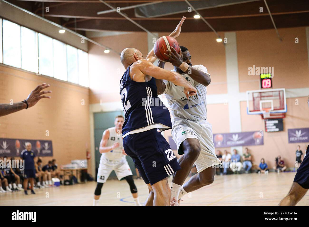 # 32 Retin Obasohan (Bertram Derthona basket Tortona) pendant Bertam Derthona basket vs Reale Mutua Torino, Basketball Test Match à Sauze d'Oulx, Italie, août 26 2023 Banque D'Images