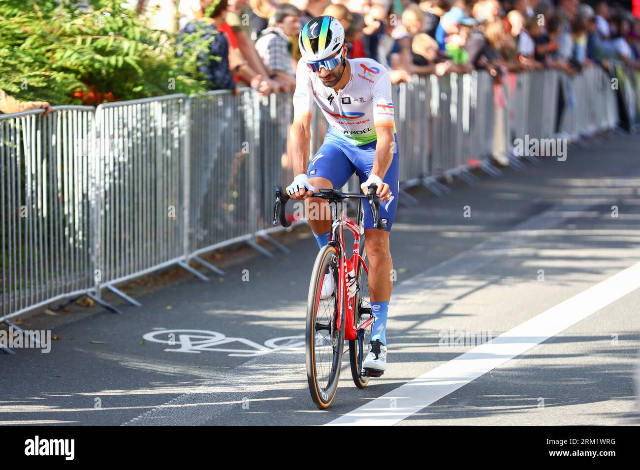 GER, Deutschland Tour, étape 3, Arnsberg - Essen. 26.08.2023. Anthony Turgis (TotalEnergies) franchit la ligne abattue après avoir abandonné la tête de l'étape. Crédit : newsNRW / Alamy Live News Banque D'Images