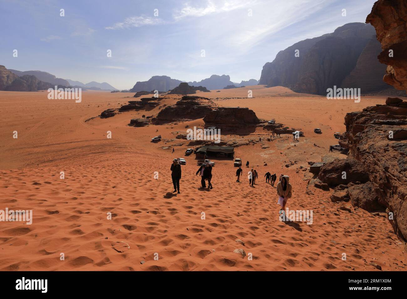 Touristes à Al Ramal Red Sand Dune, Wadi Rum, site du patrimoine mondial de l'UNESCO, Jordanie, Moyen-Orient Banque D'Images