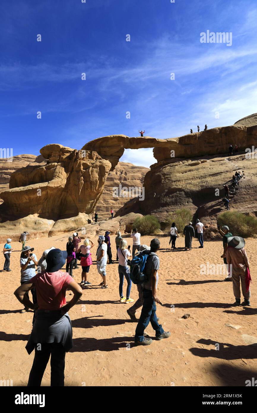 Touristes au pont rocheux de Burdah, Wadi Rum, site du patrimoine mondial de l'UNESCO, Jordanie, Moyen-Orient Banque D'Images