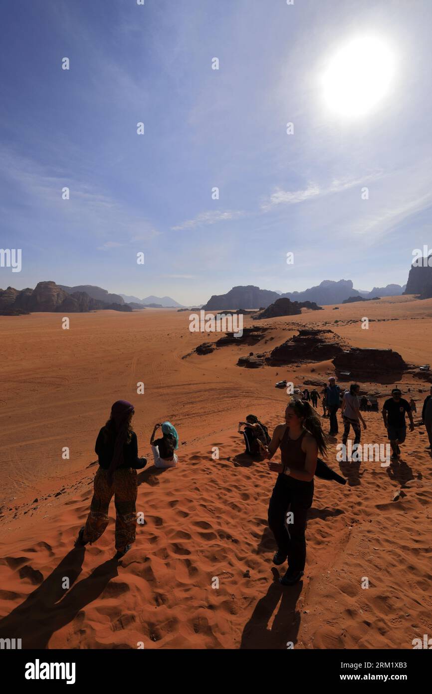 Touristes à Al Ramal Red Sand Dune, Wadi Rum, site du patrimoine mondial de l'UNESCO, Jordanie, Moyen-Orient Banque D'Images