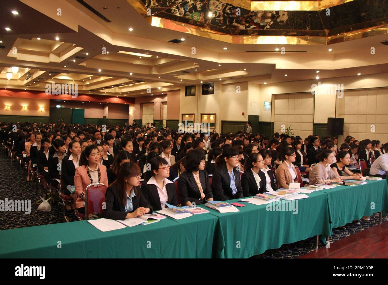 Bildnummer : 59648506 Datum : 15.05.2013 Copyright : imago/Xinhua (130515) -- BANGKOK, 15 mai 2013 (Xinhua) -- des enseignants volontaires assistent à une réunion de bienvenue organisée par les directeurs de l'Institut Confucious de Chine et le Bureau de la Commission de l'éducation de base (OBEC) du ministère thaïlandais de l'éducation à Bangkok, Thaïlande, le 15 mai 2013. Plus de 500 enseignants chinois volontaires ont été sélectionnés par Hanban pour enseigner dans des écoles appartenant à OBEC. (Xinhua/Li Li) THAÏLANDE-BANGKOK-CHINE-ENSEIGNANTS BÉNÉVOLES PUBLICATIONxNOTxINxCHN Politik personnes xas x0x 2013 quer 59648506 Date 15 05 2013 Copyright Imago XINHUA Bangkok Mai 15 201 Banque D'Images