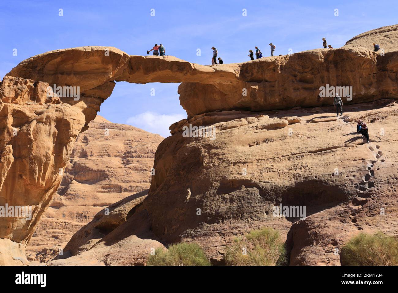 Touristes au pont rocheux de Burdah, Wadi Rum, site du patrimoine mondial de l'UNESCO, Jordanie, Moyen-Orient Banque D'Images