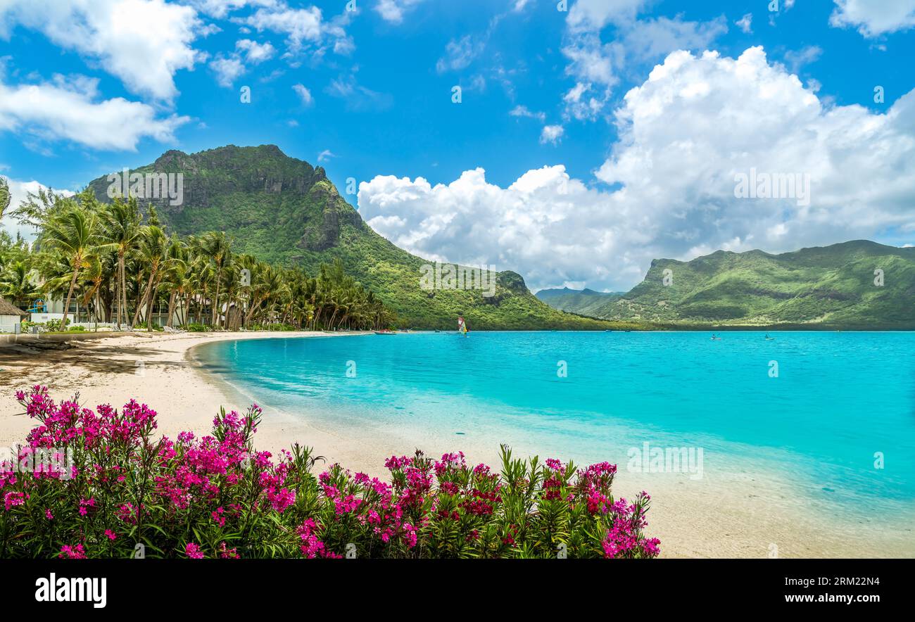 Paysage avec plage le Morne et montagne à l'île Maurice, Afrique Banque D'Images