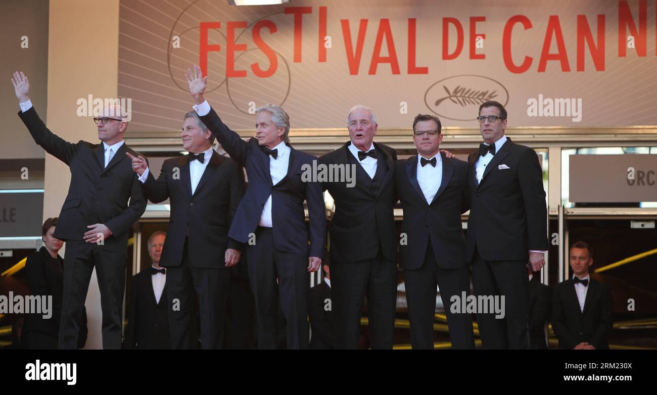 Bildnummer : 59676991 Date de référence : 21.05.2013 Copyright : imago/Xinhua CANNES -- (de gauche à droite) réalisateur américain Steven Soderbergh, producteur Gregory Jacobs, acteur Michael Douglas, producteur Jerry Weintraub, l’acteur Matt Damon et le scénariste Richard LaGravenese arrivent pour la projection du film américain Behind the Candelabra présenté en compétition lors de la 66e édition du Festival de Cannes à Cannes, dans le sud de la France, le 21 mai 2013. (Xinhua/Gao Jing) (dzl) FRANCE-CANNES-FESTIVAL-DERRIÈRE LE CANDÉLABRE-PREMIERE PUBLICATIONxNOTxINxCHN Entertainment film 66 internationale Filmfestspiele Cannes People x0 Banque D'Images