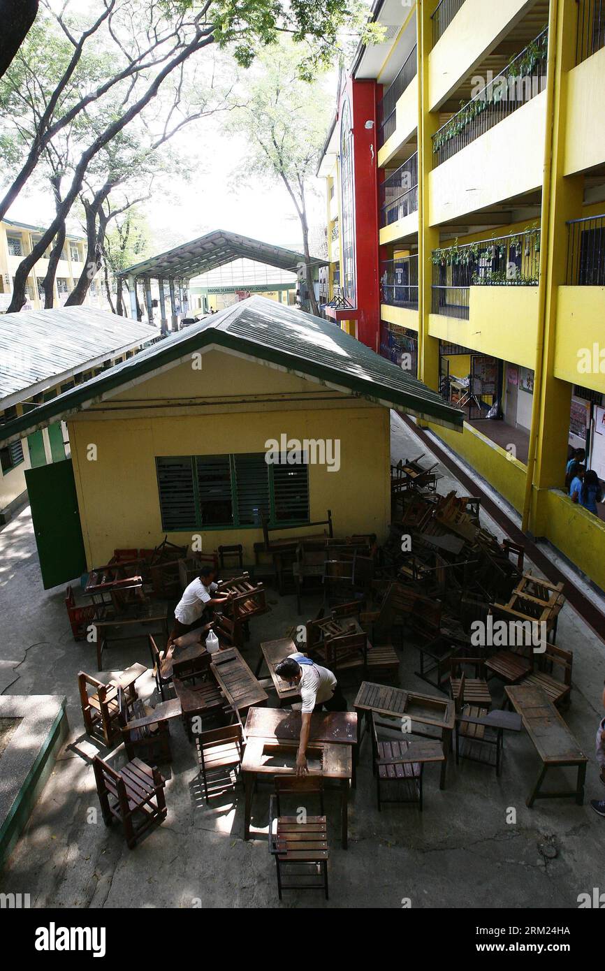 Bildnummer : 59689999 Datum : 24.05.2013 Copyright : imago/Xinhua (130524) -- QUEZON CITY, 24 mai 2013 (Xinhua) -- des concierges portent des chaises scolaires cassées à réparer pour la prochaine année scolaire à Bagong Silangan Elementary School de Quezon City, Philippines, 24 mai 2013. Le ministère de l'éducation (DepEd) des Philippines s'attend à ce qu'environ 23,8 millions d'élèves fréquentent des écoles primaires et secondaires publiques et privées dans tout le pays pour l'année scolaire 2013-2014 qui commence le 3 juin. (Xinhua/Rouelle Umali) PHILIPPINES-QUEZON CITY-SCHOOL YEAR PRÉPARATION PUBLICATIONxNOTxINxCHN xcb x0x 2013 h Banque D'Images