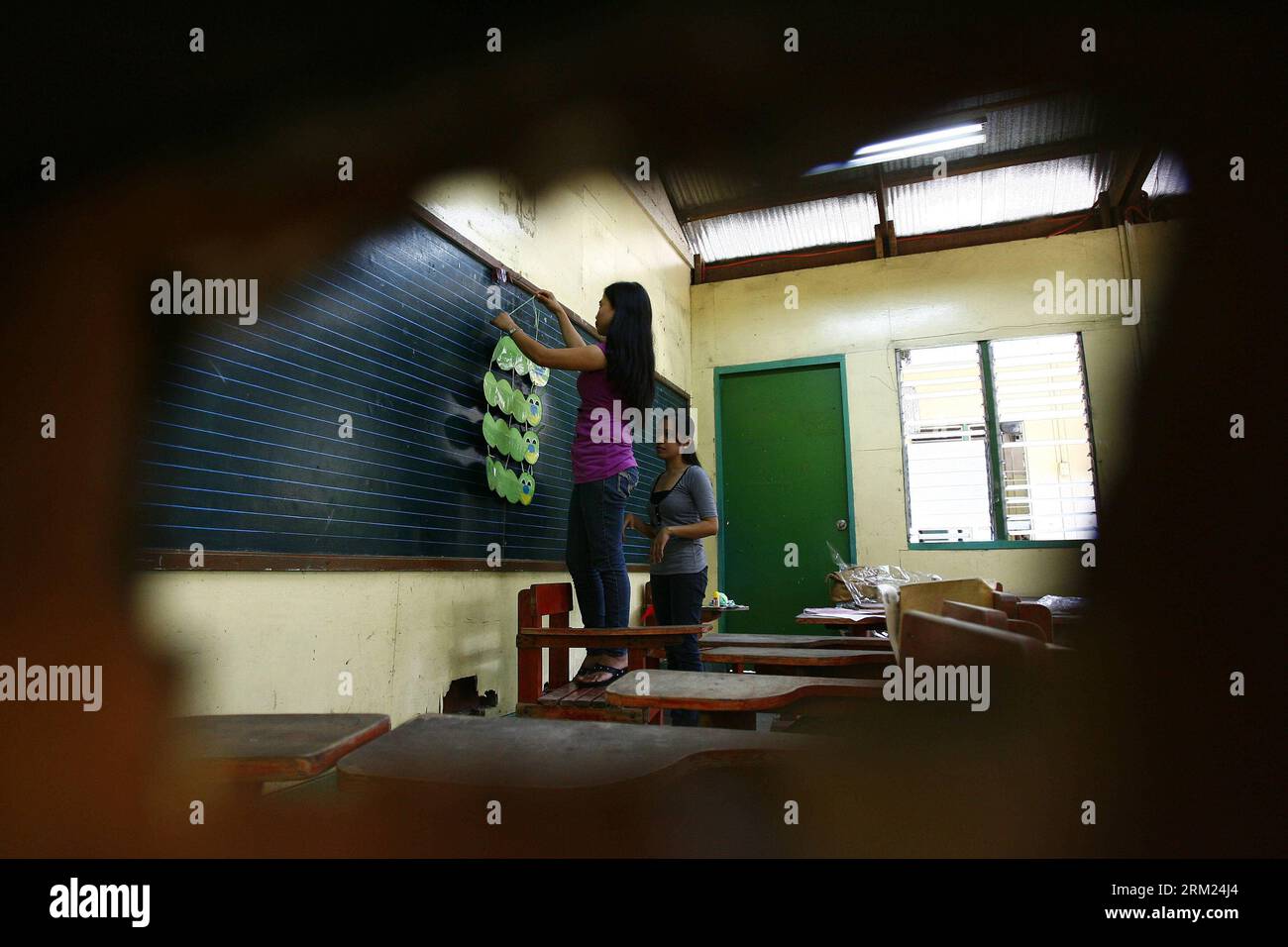 Bildnummer : 59689998 Datum : 24.05.2013 Copyright : imago/Xinhua (130524) -- QUEZON CITY, 24 mai 2013 (Xinhua) -- les enseignants organisent une salle de classe pour l'année scolaire à venir à Bagong Silangan Elementary School, Quezon City, Philippines, 24 mai 2013. Le ministère de l'éducation (DepEd) des Philippines s'attend à ce qu'environ 23,8 millions d'élèves fréquentent des écoles primaires et secondaires publiques et privées dans tout le pays pour l'année scolaire 2013-2014 qui commence le 3 juin. (Xinhua/Rouelle Umali) PHILIPPINES-QUEZON CITY-SCHOOL YEAR PRÉPARATION PUBLICATIONxNOTxINxCHN xcb x0x 2013 quer 59 Banque D'Images