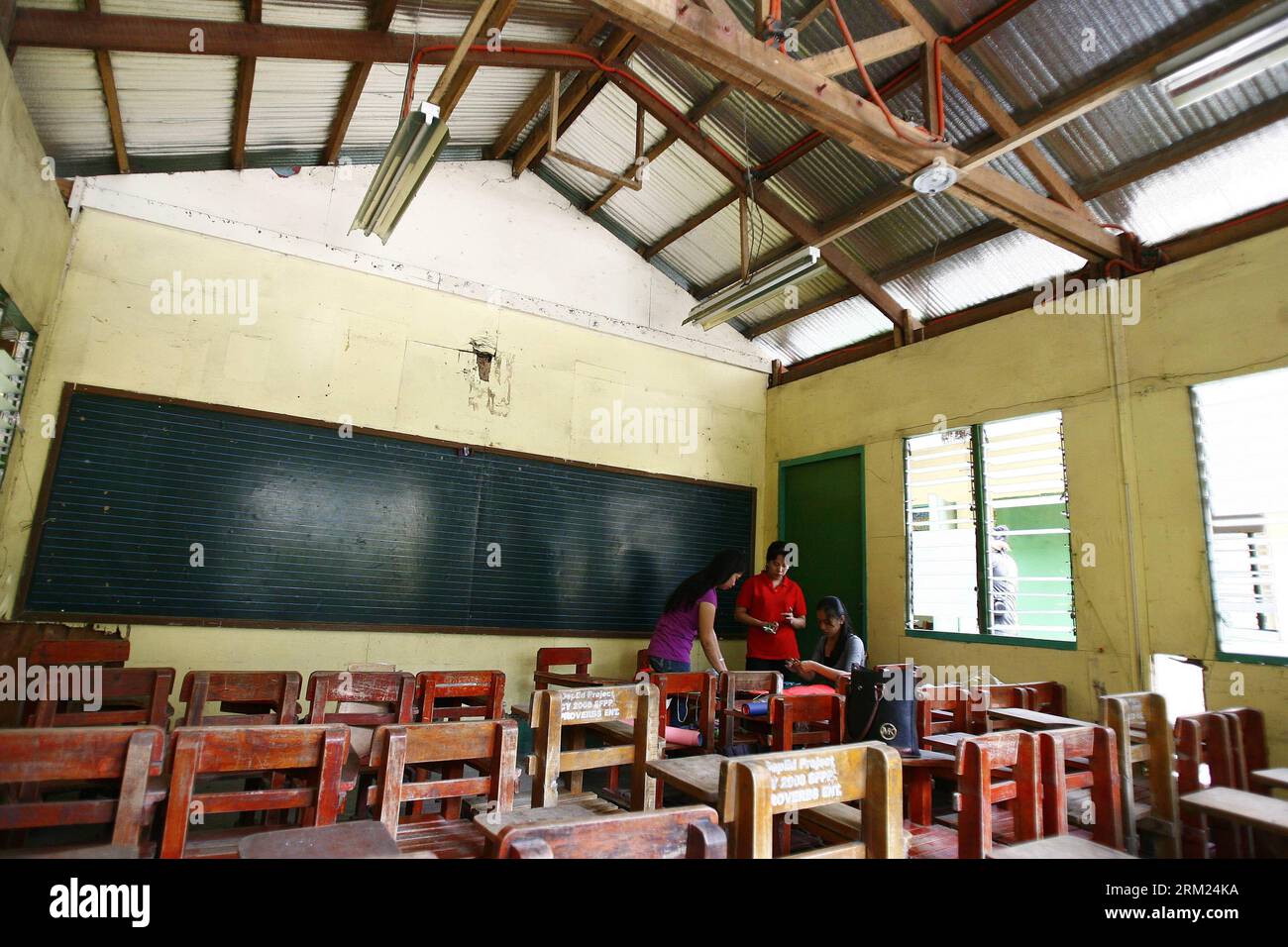 Bildnummer : 59690000 Datum : 24.05.2013 Copyright : imago/Xinhua (130524) -- QUEZON CITY, 24 mai 2013 (Xinhua) -- des enseignants réparent une pièce usée qui sera utilisée pour l'année scolaire à venir à Bagong Silangan Elementary School de Quezon City, Philippines, 24 mai 2013. Le ministère de l'éducation (DepEd) des Philippines s'attend à ce qu'environ 23,8 millions d'élèves fréquentent des écoles primaires et secondaires publiques et privées dans tout le pays pour l'année scolaire 2013-2014 qui commence le 3 juin. (Xinhua/Rouelle Umali) PHILIPPINES-QUEZON CITY-SCHOOL YEAR PRÉPARATION PUBLICATIONxNOTxINxCHN xcb x0x 2013 quer 5 Banque D'Images