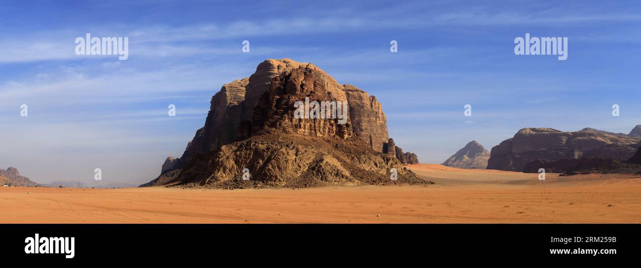 Vue d'ensemble du rocher du Jebel Umm Al Ishrin, Wadi Rum, site du patrimoine mondial de l'UNESCO, Jordanie, Moyen-Orient Banque D'Images