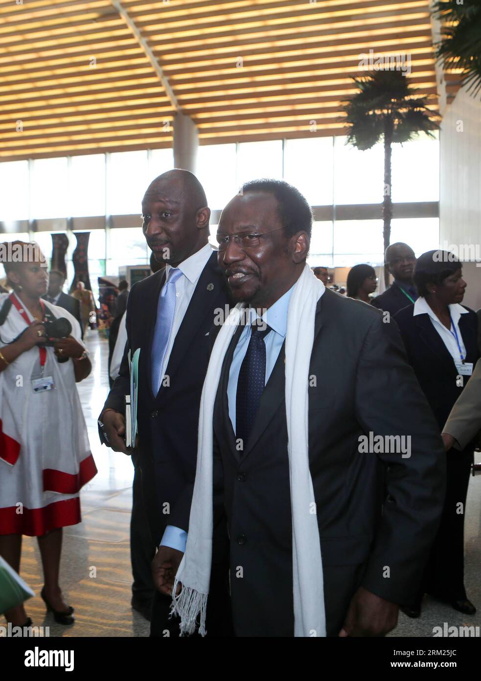 Bildnummer : 59701318 Datum : 25.05.2013 Copyright : imago/Xinhua le président par intérim du Mali, Dioncounda Traore (front), arrive pour assister à un débat sur le panafricanisme et la renaissance africaine au siège de l'Union africaine (UA) à Addis Abeba, Ethiopie, le 25 mai 2013. L'UA a célébré samedi le 50e anniversaire de la fondation de l'Organisation de l'unité africaine (OUA), qui est maintenant l'UA, avec différentes activités à Addis Abeba. Les célébrations ont débuté samedi matin par un sommet spécial des chefs d'Etat et de gouvernement de l'UA, où les dirigeants en présence d'autres dignitaires ont eu lieu Banque D'Images