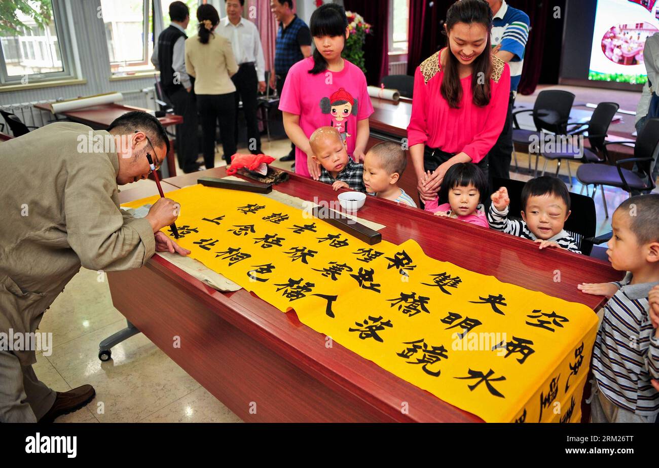 Bildnummer : 59720275 Datum : 28.05.2013 Copyright : imago/Xinhua Zhou Xiaolin (1e L), calligraphe et peintre local, présente la calligraphie chinoise lors d'un rassemblement artistique pour marquer la Journée des enfants à venir à l'Institut de protection de l'enfance à Tianjin, dans le nord de la Chine, le 28 mai 2013. (Xinhua/Zhang Chaoqun) (wqq) CHINA-TIANJIN-CHILDREN S WELFARE INSTITUTE-ART GATHERING (CN) PUBLICATIONxNOTxINxCHN Gesellschaft x2x xkg 2013 quer o0 Kultur, Kunst Malerei Kalligraphie Kalligraph Tradition Kunsthandwerk, Kinder 59720275 Date 28 05 2013 Copyright Imago XINHUA Zhou Xiaolin 1st l a calligraphes locaux an Banque D'Images Bildnummer : 59720275 Datum : 28.05.2013 Copyright : imago/Xinhua Zhou Xiaolin (1e L), calligraphe et peintre local, présente la calligraphie chinoise lors d'un rassemblement artistique pour marquer la Journée des enfants à venir à l'Institut de protection de l'enfance à Tianjin, dans le nord de la Chine, le 28 mai 2013. (Xinhua/Zhang Chaoqun) (wqq) CHINA-TIANJIN-CHILDREN S WELFARE INSTITUTE-ART GATHERING (CN) PUBLICATIONxNOTxINxCHN Gesellschaft x2x xkg 2013 quer o0 Kultur, Kunst Malerei Kalligraphie Kalligraph Tradition Kunsthandwerk, Kinder 59720275 Date 28 05 2013 Copyright Imago XINHUA Zhou Xiaolin 1st l a calligraphes locaux an Banque D'Images