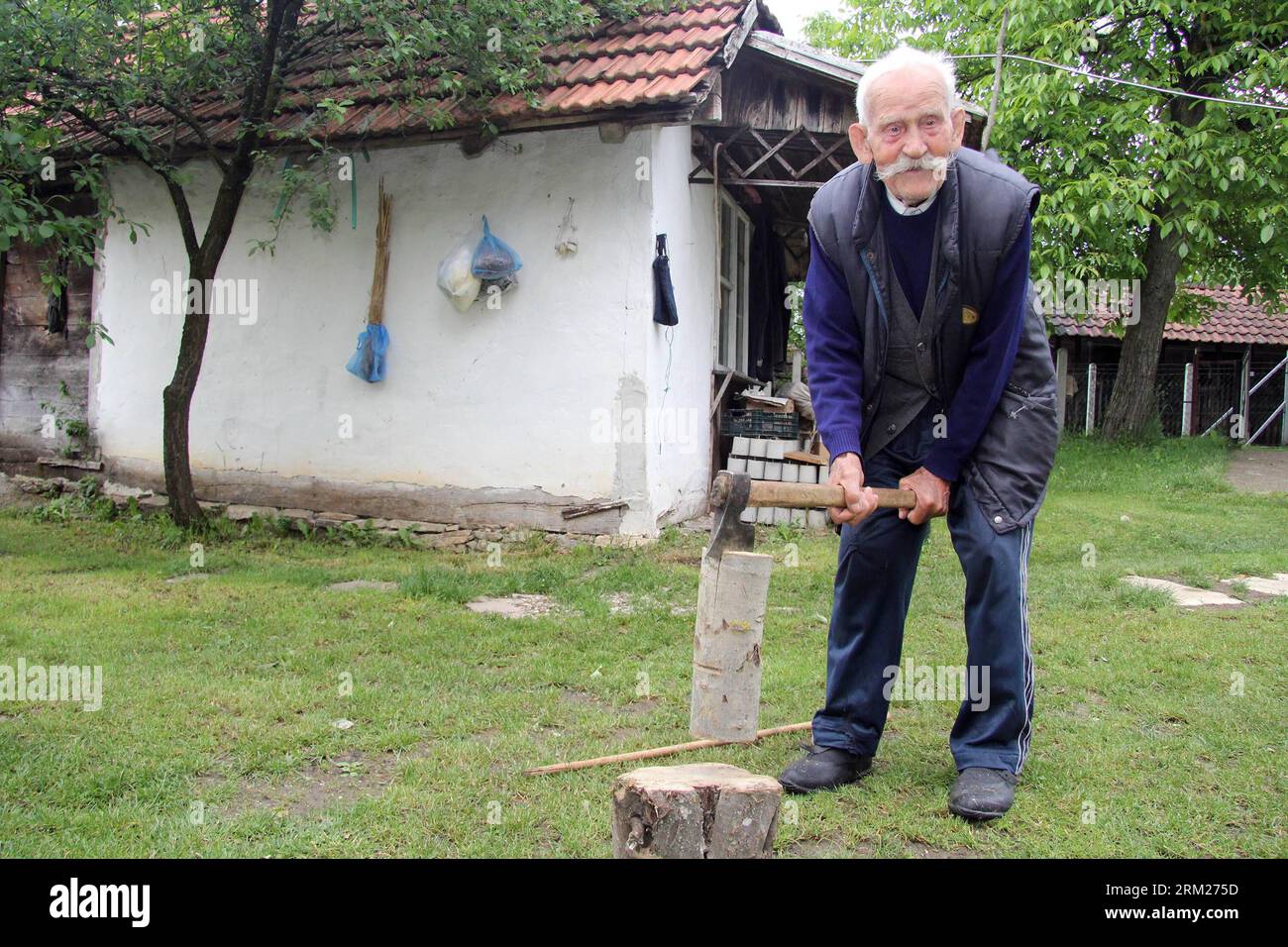 Bildnummer : 59722667 Datum : 28.05.2013 Copyright : imago/Xinhua (130528) -- BANJA LUKA, 28 mai 2013 (Xinhua) -- Galic, âgé de 105 ans, travaille dans sa cour dans un village près de Banja Luka, Bosnie-Herzégovine (FBiH), le 28 mai 2013. Galic a eu un stimulateur cardiaque implanté à l'âge de 103 ans, ce qui est rare dans le monde, selon un médecin local. (Xinhua/Borislav Zdrinja) BOSNIE-HERZÉGOVINE-HOMME-PACEMAKER-VIE QUOTIDIENNE PUBLICATIONxNOTxINxCHN xcb x0x 2013 quer 59722667 Date 28 05 2013 Copyright Imago XINHUA Banja Luka Mai 28 2013 XINHUA qui A 105 ans travaille dans sa cour dans un village Banque D'Images