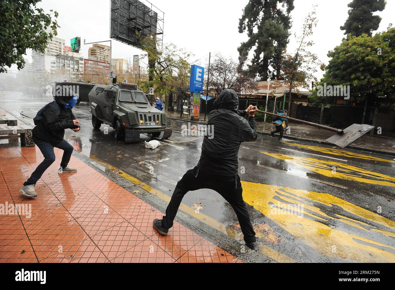 Bildnummer : 59722054 Datum : 28.05.2013 Copyright : imago/Xinhua (130528) -- SANTIAGO, 28 mai 2013 (Xinhua) -- des étudiants assistent à une manifestation organisée par l'Assemblée chilienne de coordination des lycéens (ACES), la coordination nationale chilienne des lycéens (Cones), le Conseil des fédérations étudiantes du Chili (CONFECH) et le mouvement des étudiants de l’enseignement supérieur privé (MESUP), à Santiago, capitale du Chili, le 28 mai 2013. Selon les médias locaux, les étudiants réclamaient une éducation digne et gratuite sans lucre. (Xinhua/Jorge Villegas) CHILI-SANTIAGO-SOCIÉTÉ-PROTESTATION Banque D'Images