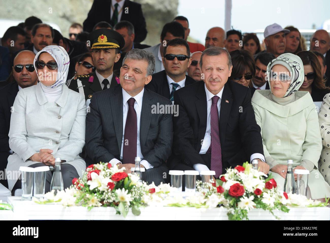 130523 -- ISTANBUL, 29 mai 2013 Xinhua -- le Premier ministre turc Recep Tayyip Erdogan 2nd R, front et son épouse Emine, le président turc Abdullah Gul 2nd L, front et son épouse Hayrünnisa assistent à la cérémonie d'inauguration du 3e pont sur le Bosphore à Istanbul le 29 mai 2013. Une cérémonie d'inauguration du 3e pont continental eurasien a eu lieu à côté du détroit du Bosphore et près de l'estuaire de la mer Noire. Le pont suspendu de 1 275 mètres de long reliera la route de Marmara du Nord à l'autoroute transeuropéenne. Le pont devrait également réduire la congestion du trafic dans l'IS Banque D'Images