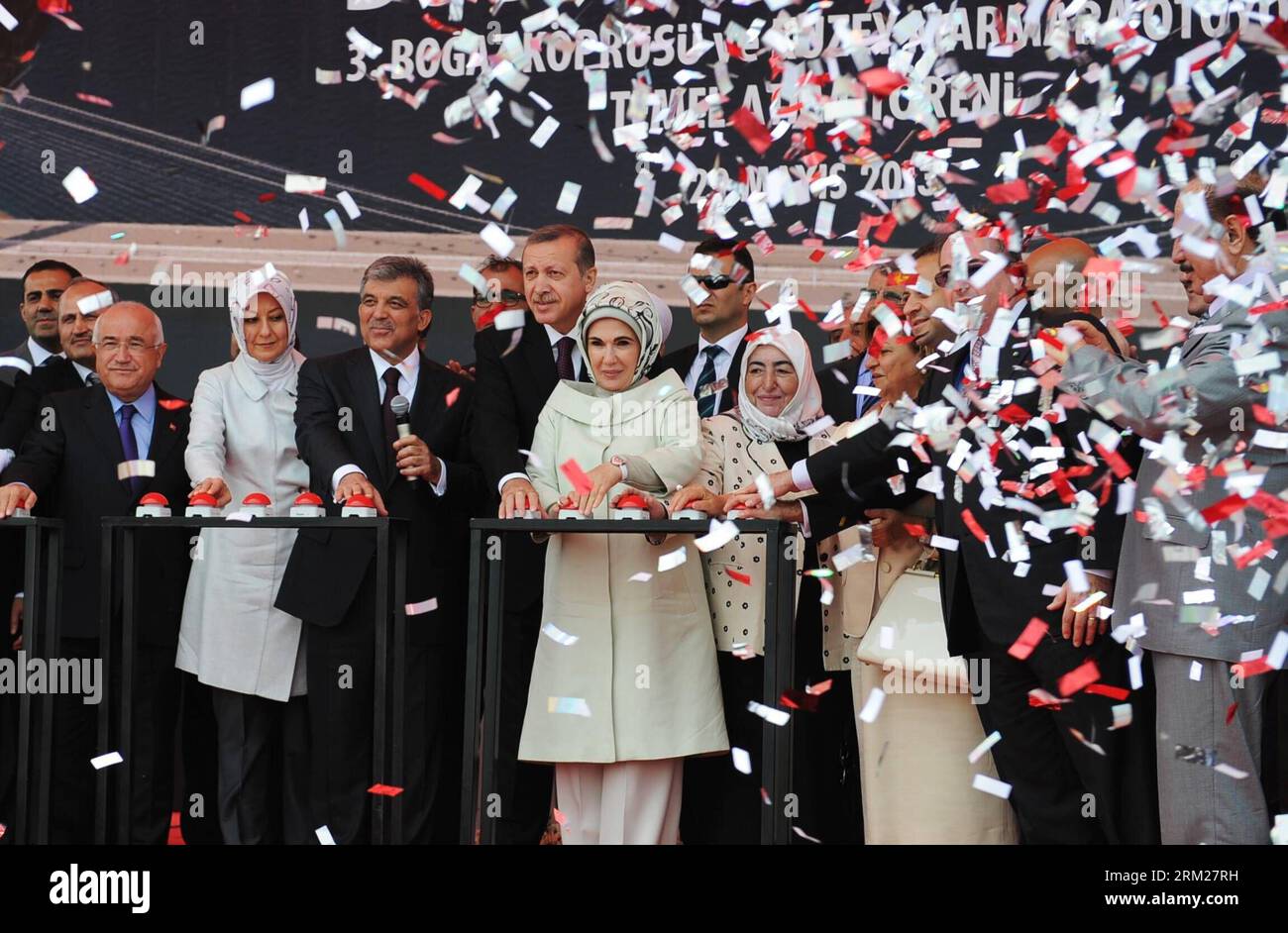 (130523) -- ISTANBUL, 29 mai 2013 (Xinhua) -- le président turc Abdullah Gul (3e L, front) avec son épouse Hayrünnisa et le Premier ministre turc Recep Tayyip Erdogan (4e L, front) avec son épouse Emine célèbrent le début de la construction du 3e pont sur le Bosphore à Istanbul le 29 mai 2013. Une cérémonie d'inauguration du 3e pont continental eurasien a eu lieu à côté du détroit du Bosphore et près de l'estuaire de la mer Noire. Le pont suspendu de 1 275 mètres de long reliera la route de Marmara du Nord à l'autoroute transeuropéenne. Le pont devrait également faciliter la circulation cong Banque D'Images