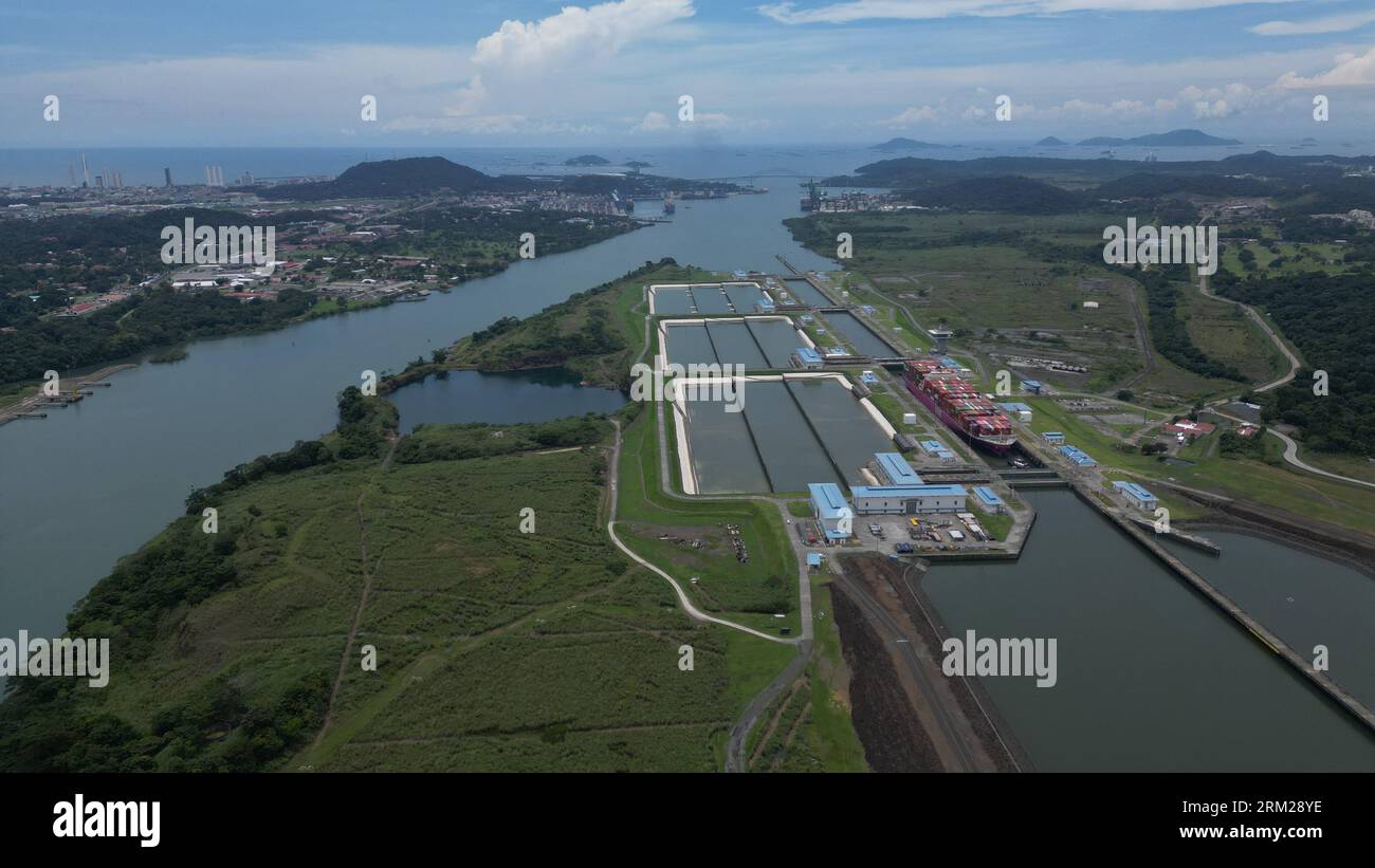 Panama Stadt, Panama. 26 août 2023. Vue des écluses Cocoli du canal de Panama. Des deux côtés du canal de Panama, 126 cargos ont récemment été bloqués, soit près de 40 % de plus qu’en temps normal. La raison en est la restriction des passages de navires en raison de la sécheresse actuelle. Le temps d'attente est de neuf à onze jours, comme l'a annoncé vendredi l'autorité du canal. Crédit : Mauricio Valenzuela/dpa/Alamy Live News Banque D'Images