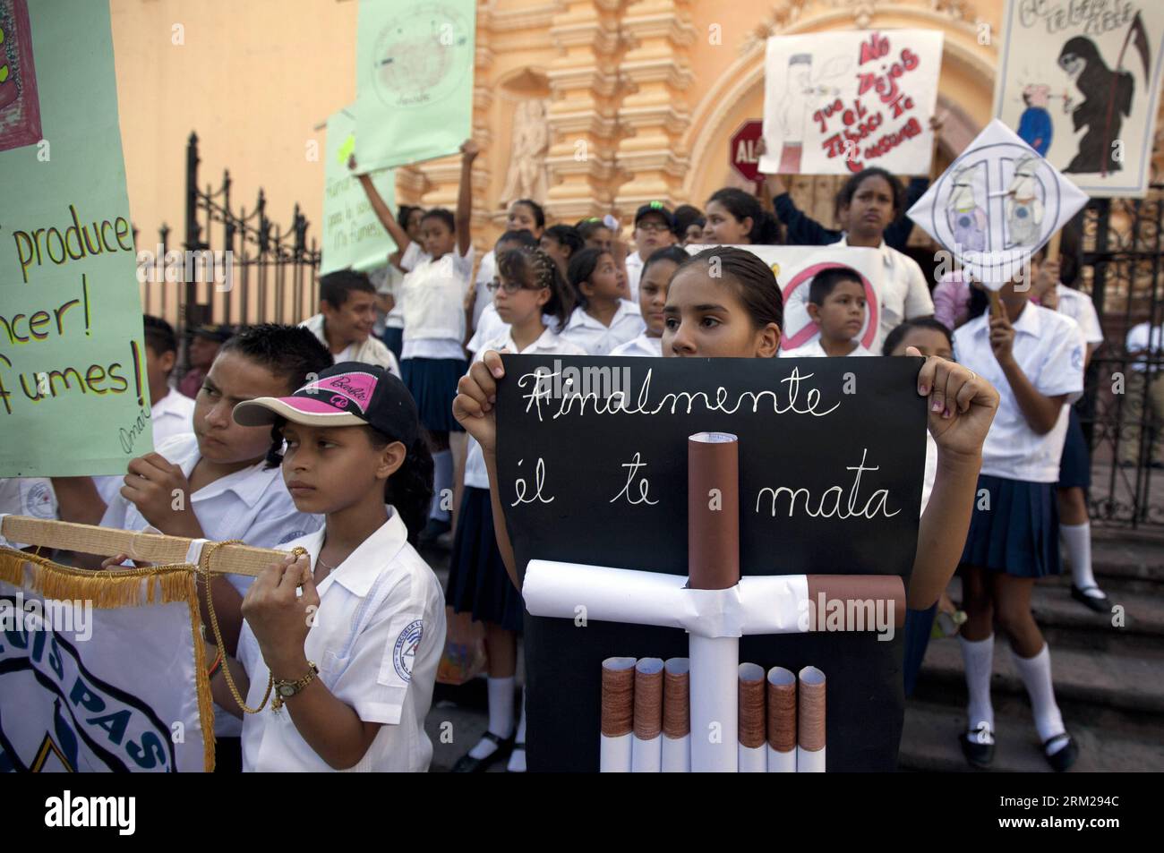 Bildnummer : 59744383 Datum : 31.05.2013 Copyright : imago/Xinhua (130601) -- TEGUCIGALPA, 31 mai 2013 (Xinhua) -- des étudiants participent à une marche pour marquer la Journée mondiale sans tabac, à Tegucigalpa, capitale du Honduras, le 31 mai 2013. (Xinhua/Rafael Ochoa) (zf) HONDURAS-TEGUCIGALPA-HEALTH-WORLD PAS DE JOURNÉE DU TABAC PUBLICATIONxNOTxINxCHN Gesellschaft Geundheit anti Tabak Tag xdp x0x 2013 quer premiumd 59744383 Date 31 05 2013 Copyright Imago XINHUA Tegucigalpa Mai 31 2013 des étudiants de XINHUA participent à une marche pour marquer la Journée mondiale sans tabac à Tegucigalpa capitale du Honduras Mai 31 2013 XINHUA R. Banque D'Images