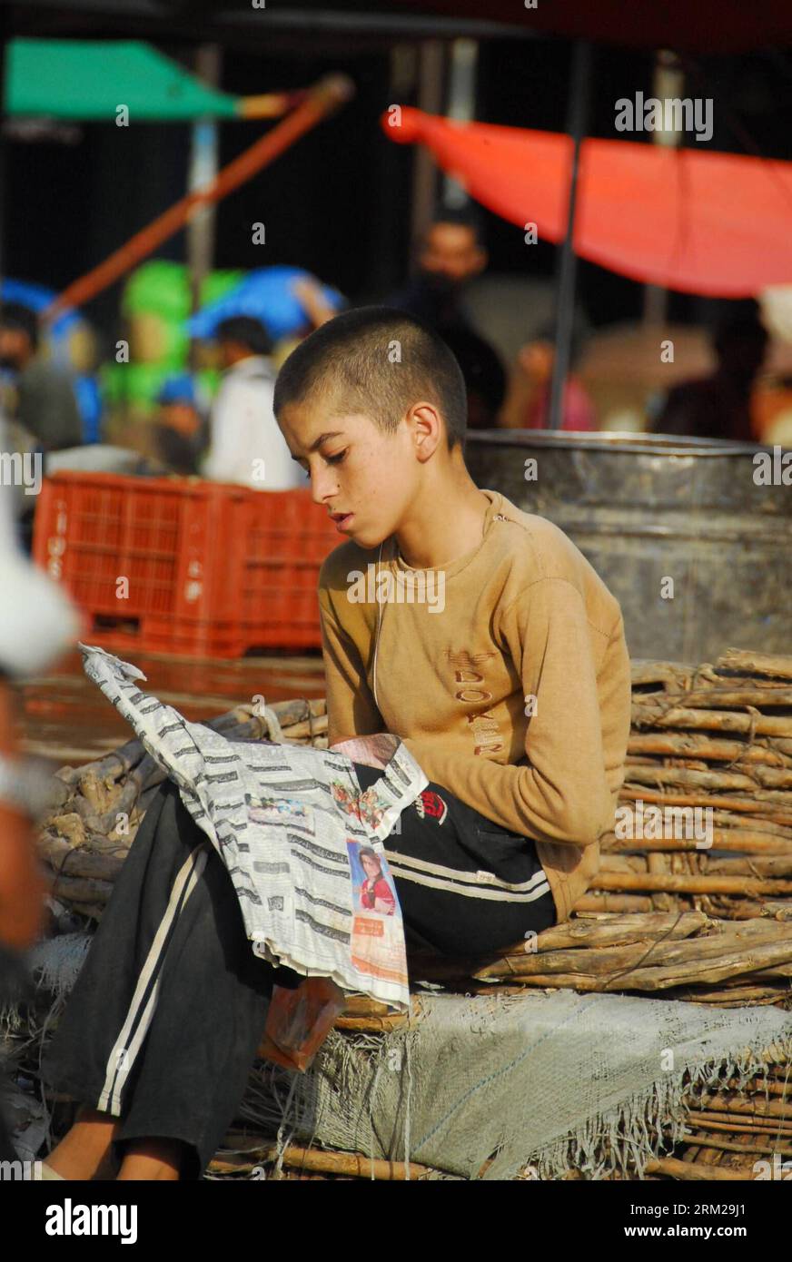 Bildnummer : 59747730 Datum : 01.06.2013 Copyright : imago/Xinhua (130601) -- ISLAMABAD, 1 juin 2013 (Xinhua) -- Un garçon pakistanais lit un journal devant sa maison de fortune à l'occasion de la Journée internationale de l'enfance dans la banlieue d'Islamabad, capitale du Pakistan, le 1 juin 2013. La Journée internationale de l enfance a été célébrée samedi dans le pays, avec des organisations non gouvernementales et des écoles promouvant la fraternité internationale et l harmonie entre les enfants de différents milieux, ainsi que l égalité des droits pour chaque enfant. (Xinhua/Saadia Seher) PAKISTAN-ISLAMABAD-CHILDREN S DAY PUBLICATIONxNOTxINxC Banque D'Images
