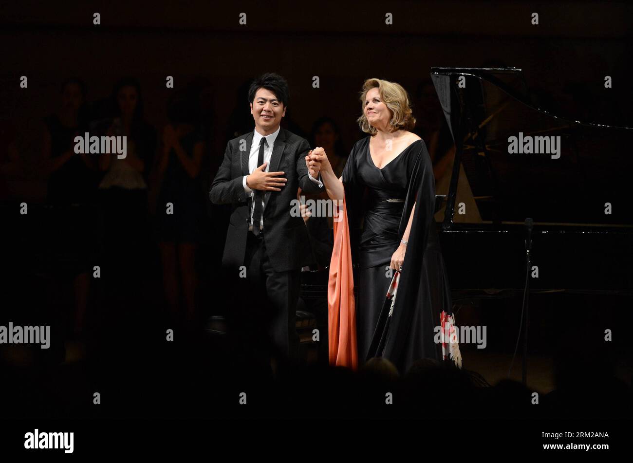 Bildnummer : 59764910 Datum : 03.06.2013 Copyright : imago/Xinhua (130604) -- NEW YORK, 2013 (Xinhua) -- le pianiste chinois Lang Lang et la soprano américaine Renee Fleming posent sur la scène du Carnegie Hall à New York, aux États-Unis, le 3 juin 2013. Lang Lang a tenu un concert de charité lundi avec le violoniste américain Joshua Bell, la soprano américaine Renee Fleming et l'artiste primé aux Grammy Awards John Legend. Tous les revenus de la performance seront reversés à la Fondation internationale de musique Lang Lang pour financer l éducation musicale des enfants à travers le monde. (Xinhua/Wang Lei) (lr) États-Unis-NEW YORK-CHINOIS PIANI Banque D'Images