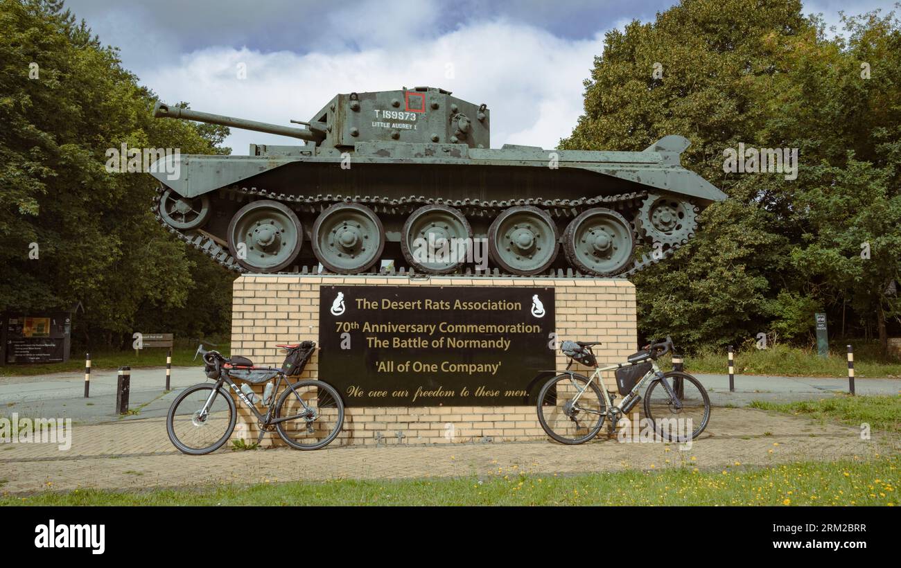 Un vieux char commémoratif de la Seconde Guerre mondiale se dresse sur une plinthe en béton avec une inscription aux rats du désert à Thetford Norfolk Angleterre Banque D'Images