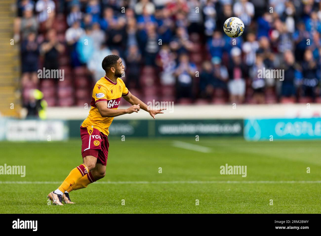 Motherwell, Écosse. 26 août 2023. Brodie Spencer (22 - Motherwell) dirige le bal Motherwell vs Kilmarnock - Cinch Premiership Credit : Raymond Davies / Alamy Live News Banque D'Images