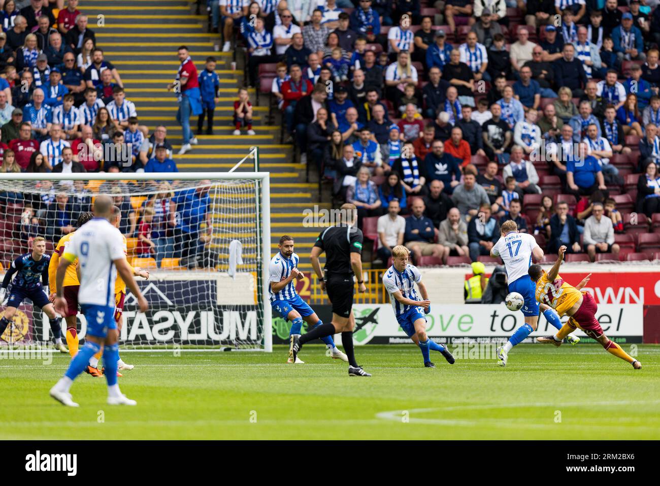 Motherwell, Écosse. 26 août 2023. Une grève habile de Brodie Spencer (22 - Motherwell) Motherwell vs Kilmarnock - Cinch Premiership Credit : Raymond Davies / Alamy Live News Banque D'Images