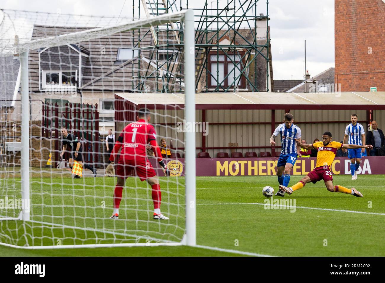 Motherwell, Écosse. 26 août 2023. Brodie Spencer (22 - Motherwell) fait un défi important dans la boîte Motherwell vs Kilmarnock - Cinch Premiership Credit : Raymond Davies / Alamy Live News Banque D'Images