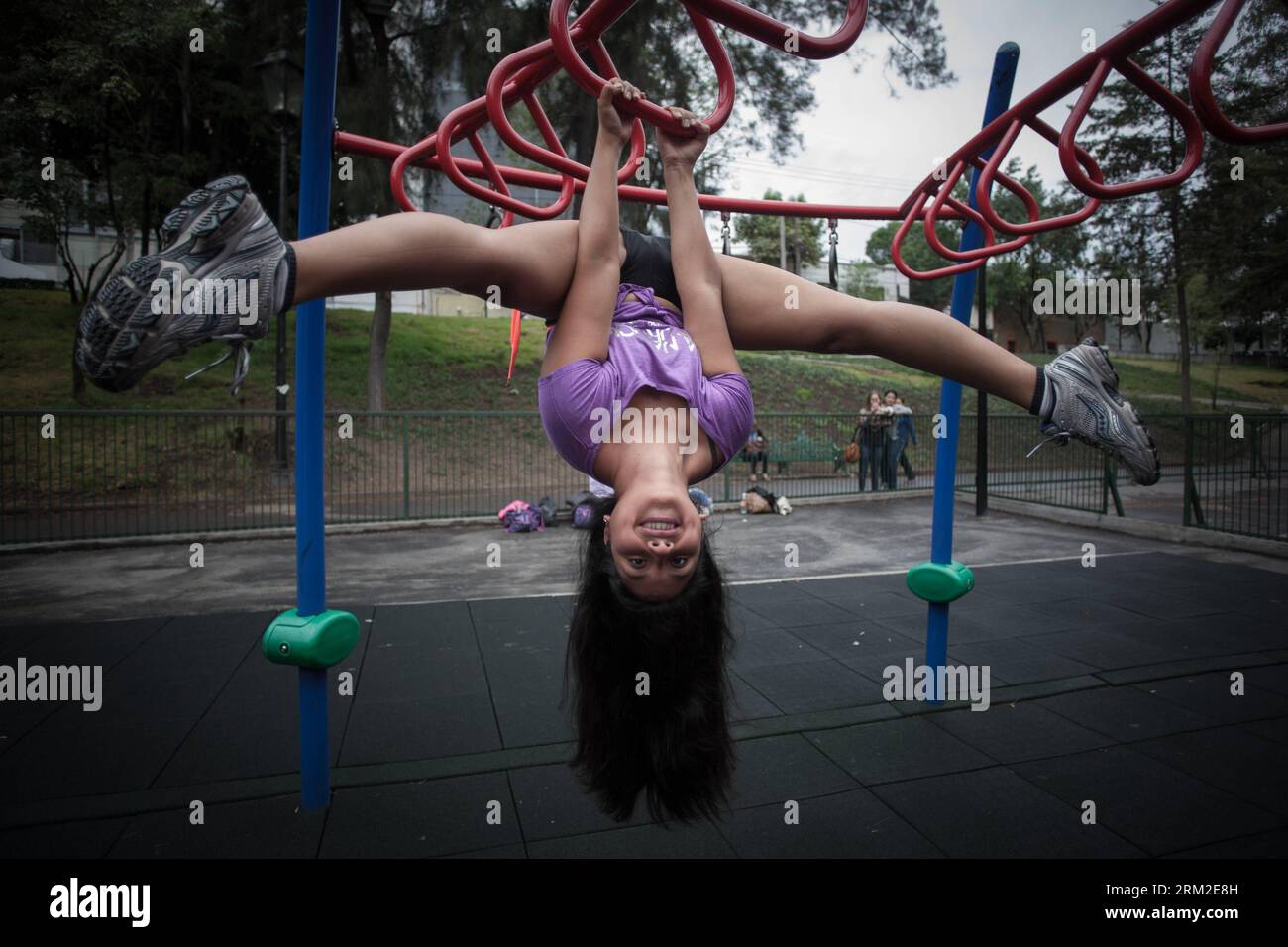 Bildnummer : 59797139 Datum : 09.06.2013 Copyright : imago/Xinhua MEXICO, 09 juin 2013 - Une femme pratique la pole dance lors de la fête nationale de la pole dance dans un parc de Mexico, capitale du Mexique, le 9 juin 2013. Les femmes mexicaines se sont rassemblées dans les parcs du pays pour pratiquer la pole dance le 9 juin, la troisième Journée nationale de la pole dance, ou la Journée nationale du pole urbain. La pole dance, pratiquée comme événement sportif, est devenue populaire parmi les femmes mexicaines. (Xinhua/Pedro Mera) (tm) (sp) MEXICO-MEXICO CITY-POLE DANCE PUBLICATIONxNOTxINxCHN Gesellschaft Poledance STangentanz Tanz Tanzsport Freizeit Freizeitspo Banque D'Images