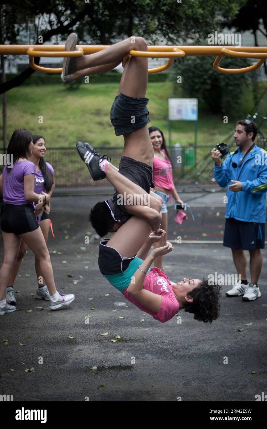 Bildnummer : 59797140 Datum : 09.06.2013 Copyright : imago/Xinhua MEXICO, 09 juin 2013 - les femmes pratiquent la pole dance lors de la fête nationale de la pole dance dans un parc de Mexico, capitale du Mexique, le 9 juin 2013. Les femmes mexicaines se sont rassemblées dans les parcs du pays pour pratiquer la pole dance le 9 juin, la troisième Journée nationale de la pole dance, ou la Journée nationale du pole urbain. La pole dance, pratiquée comme événement sportif, est devenue populaire parmi les femmes mexicaines. (Xinhua/Pedro Mera) (tm) (sp) MEXICO-MEXICO CITY-POLE DANCE PUBLICATIONxNOTxINxCHN Gesellschaft Poledance STangentanz Tanz Tanzsport Freizeit Freizeitsport Banque D'Images