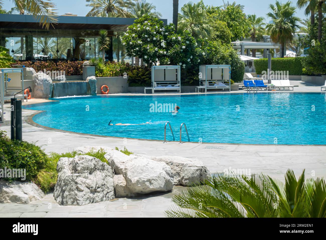 Les piscines du Ritz-Carlton Bahrain avec vue sur le golfe Persique Banque D'Images