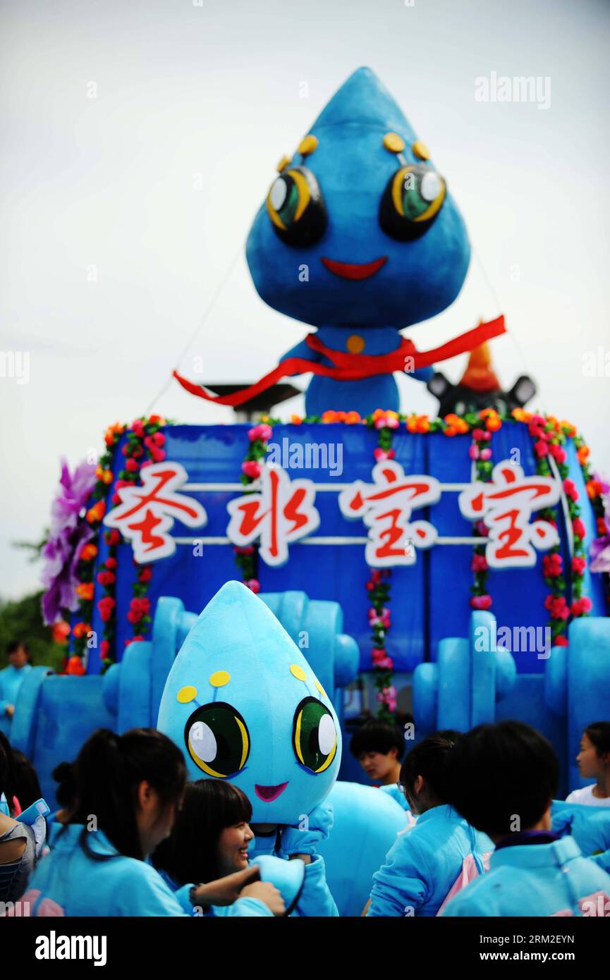 Bildnummer : 59802733 Datum : 11.06.2013 Copyright : imago/Xinhua (130611) -- WUDALIANCHI, 11 juin 2013 (Xinhua) -- la mascotte d'eau du Festival traditionnel de l'eau Sainte se prépare à assister à la croisière à Wudalianchi, dans la province du Heilongjiang, au nord-est de la Chine, le 11 juin 2013. Le festival a été inscrit au patrimoine culturel immatériel national en 2010. (Xinhua/Wang Jianwei) (mp) CHINA-HEILONGJIANG-WUDALIANCHI-FESTIVAL (CN) PUBLICATIONxNOTxINxCHN Gesellschaft x2x xkg 2013 hoch o0 Maskottchen figur 59802733 Date 11 06 2013 Copyright Imago XINHUA Wudalianchi juin 11 2013 XINHUA le masco de l'eau Banque D'Images