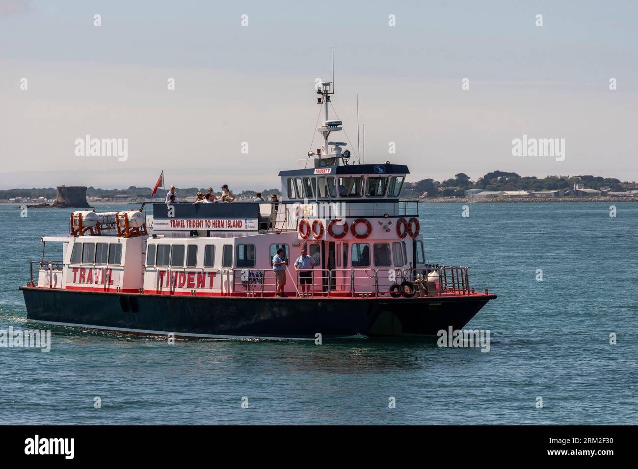 Île Herm, îles Anglo-Normandes, 11 juin 2023. Ferry Trident approchant le port de l'île de Herm pour prendre à bord des passagers retournant à Guernesey Banque D'Images