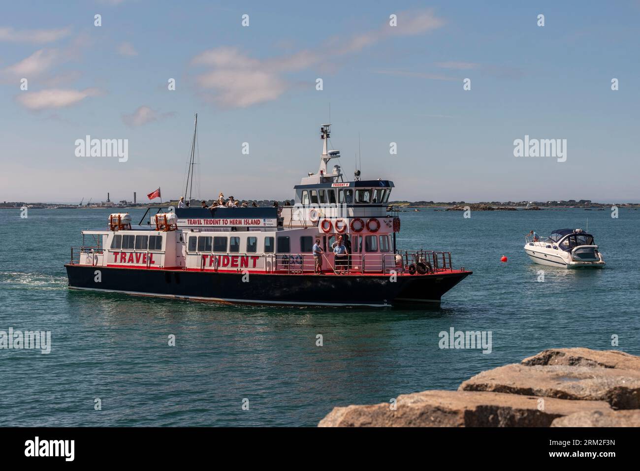 Île Herm, îles Anglo-Normandes, 11 juin 2023. Ferry Trident approchant le port de l'île de Herm pour prendre à bord des passagers retournant à Guernesey Banque D'Images