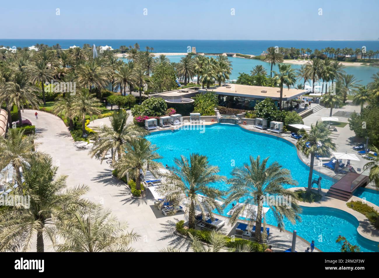 Les piscines du Ritz-Carlton Bahrain avec vue sur le golfe Persique Banque D'Images