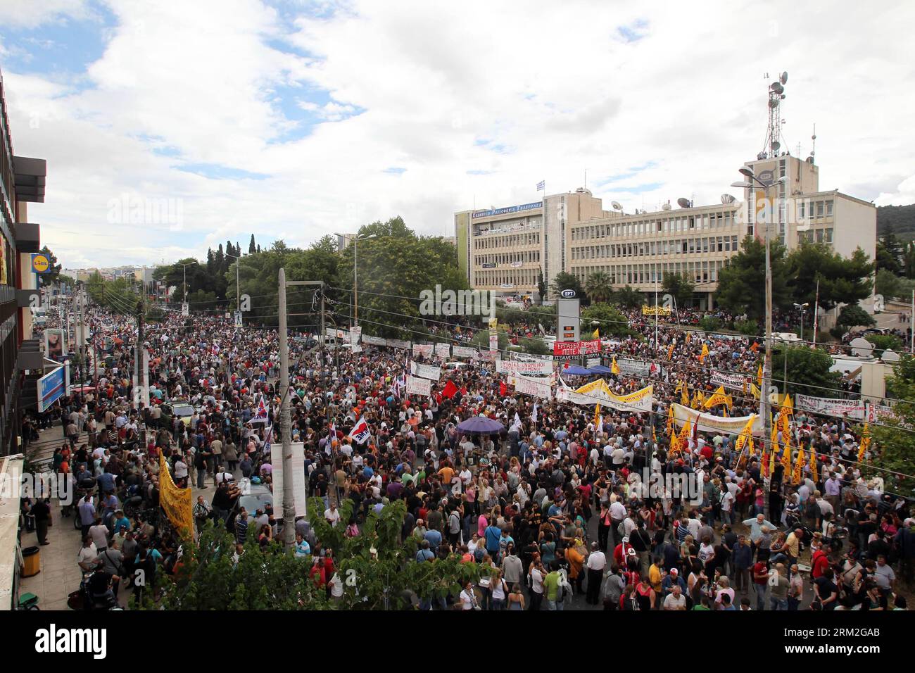 Bildnummer : 59829198 Datum : 13.06.2013 Copyright : imago/Xinhua (130614) -- ATHÈNES, 2013 (Xinhua) -- des manifestants crient des slogans et brandissent des banderoles devant le bâtiment de la Société hellénique de radiodiffusion (ERT) à Athènes le 13 juin 2013 pour protester contre la fermeture de l'ERT. La Grèce est en proie à une nouvelle grève générale de 24 heures jeudi, alors que les deux principaux syndicats parapluie d'employés des secteurs public et privé ADEDY et GSEE protestent contre la décision du gouvernement de fermer la chaîne de télévision et de radio publique Hellenic Broadcasting Corporation (ERT). (Xinhua/Marios Lolos) (zw) Banque D'Images