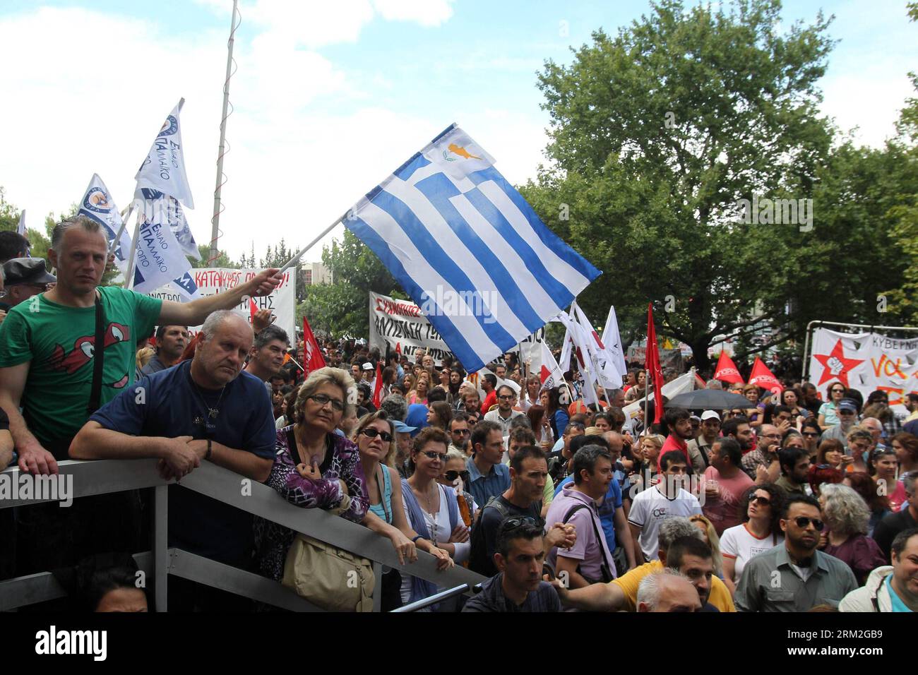 Bildnummer : 59829197 Datum : 13.06.2013 Copyright : imago/Xinhua (130614) -- ATHÈNES, 2013 (Xinhua) -- des manifestants crient des slogans et brandissent des banderoles devant le bâtiment de la Société hellénique de radiodiffusion (ERT) à Athènes le 13 juin 2013 pour protester contre la fermeture de l'ERT. La Grèce est en proie à une nouvelle grève générale de 24 heures jeudi, alors que les deux principaux syndicats parapluie d'employés des secteurs public et privé ADEDY et GSEE protestent contre la décision du gouvernement de fermer la chaîne de télévision et de radio publique Hellenic Broadcasting Corporation (ERT). (Xinhua/Marios Lolos) (zw) Banque D'Images