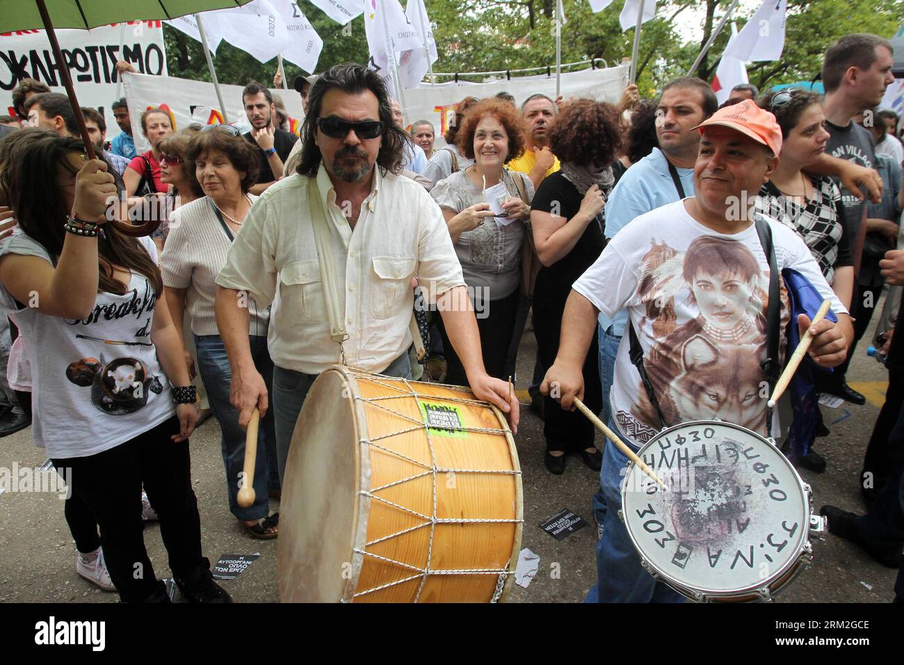 Bildnummer : 59829201 Datum : 13.06.2013 Copyright : imago/Xinhua (130614) -- ATHÈNES, 2013 (Xinhua) -- des manifestants protestent contre la fermeture de la Société hellénique de radiodiffusion (ERT) devant le bâtiment de l'ERT à Athènes le 13 juin 2013. La Grèce est en proie à une nouvelle grève générale de 24 heures jeudi, alors que les deux principaux syndicats parapluie d'employés des secteurs public et privé ADEDY et GSEE protestent contre la décision du gouvernement de fermer la chaîne de télévision et de radio publique Hellenic Broadcasting Corporation (ERT). (Xinhua/Marios Lolos) (zw) GRÈCE-ATHÈNES-DÉMONSTRATION-ERT PUBLICAT Banque D'Images