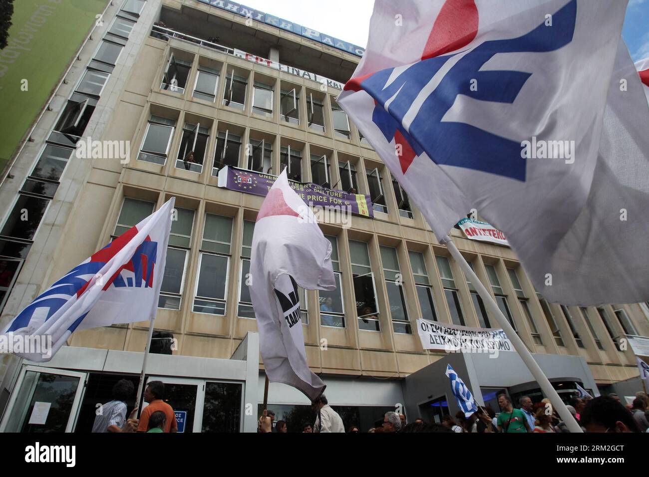 Bildnummer : 59829200 Datum : 13.06.2013 Copyright : imago/Xinhua (130614) -- ATHÈNES, 2013 (Xinhua) -- des manifestants crient des slogans et brandissent des banderoles devant le bâtiment de la Société hellénique de radiodiffusion (ERT) à Athènes le 13 juin 2013 pour protester contre la fermeture de l'ERT. La Grèce est en proie à une nouvelle grève générale de 24 heures jeudi, alors que les deux principaux syndicats parapluie d'employés des secteurs public et privé ADEDY et GSEE protestent contre la décision du gouvernement de fermer la chaîne de télévision et de radio publique Hellenic Broadcasting Corporation (ERT). (Xinhua/Marios Lolos) (zw) Banque D'Images